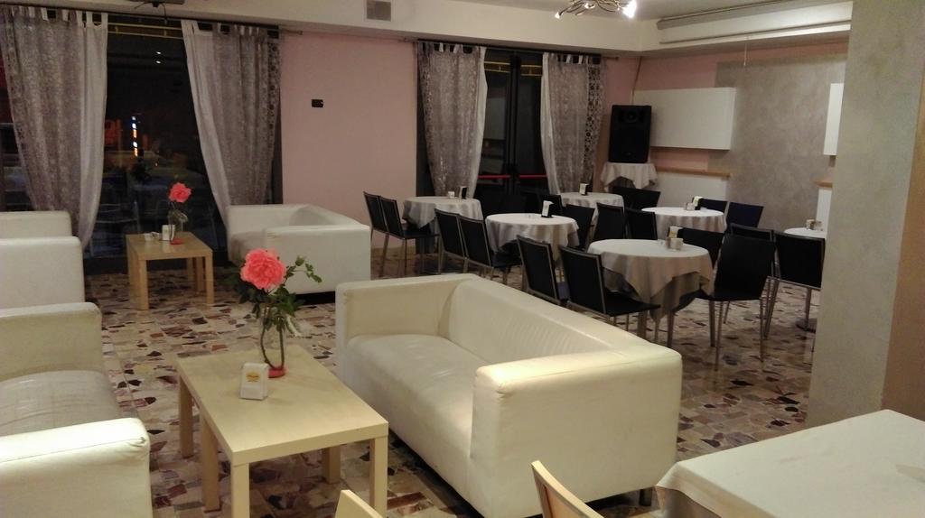 Hotel Flaminio Tavernelle Serrungarina Extérieur photo
