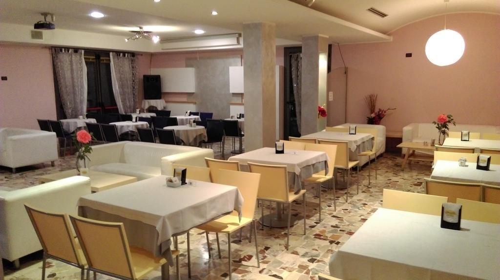 Hotel Flaminio Tavernelle Serrungarina Extérieur photo