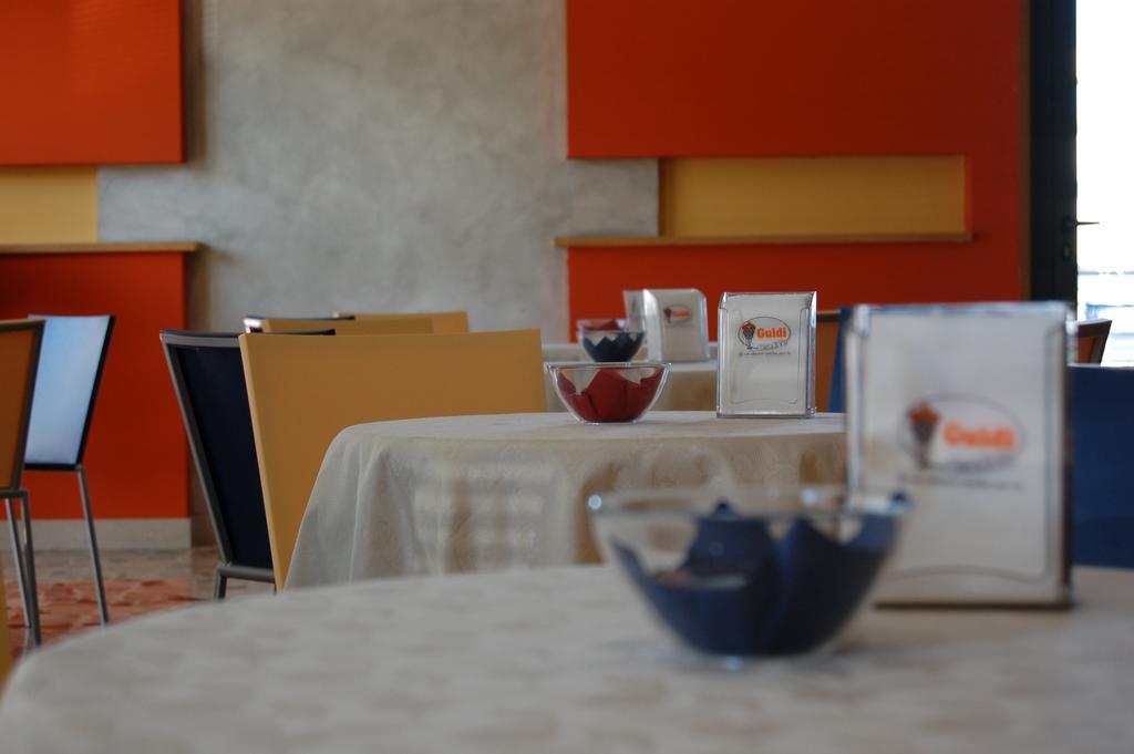 Hotel Flaminio Tavernelle Serrungarina Extérieur photo