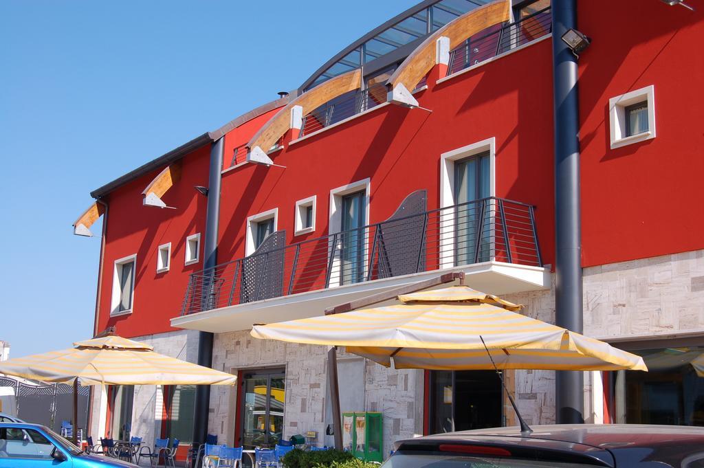 Hotel Flaminio Tavernelle Serrungarina Extérieur photo
