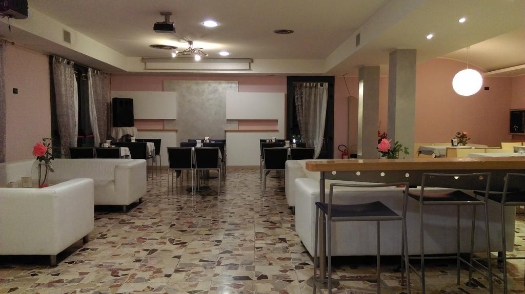 Hotel Flaminio Tavernelle Serrungarina Extérieur photo