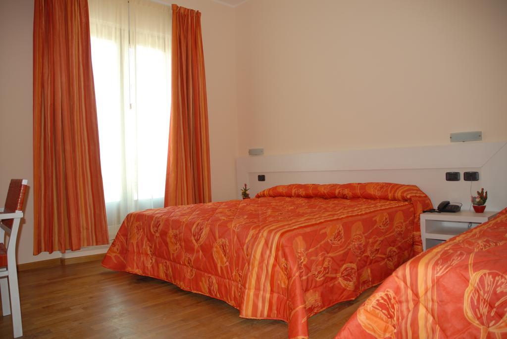 Hotel Flaminio Tavernelle Serrungarina Extérieur photo